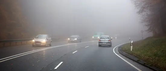 Dunkelheit, Regen und Nebel beim Autofahren