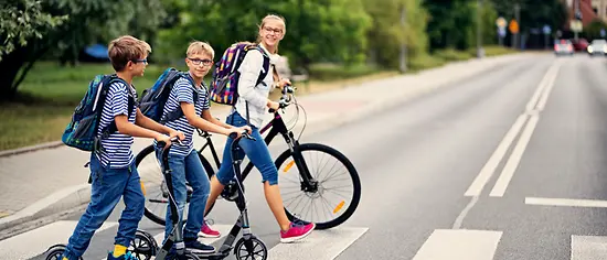 Sicherer Schulweg - Kinder benutzen Zebrastreifen