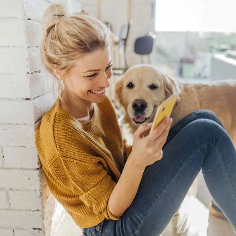 HanseMerkur ServiceApp Frau mit Hund