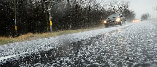 Auto im Hagelschauer - Hagelschaden am Auto