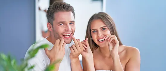 Zahnprophylaxe: Junges Paar beim Reinigen der Zähne