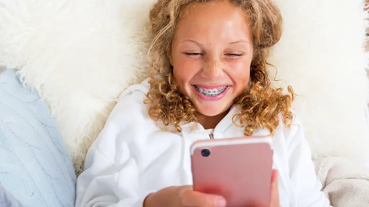 Zahnzusatzversicherung Kinder Mädchen mit Zahnspange